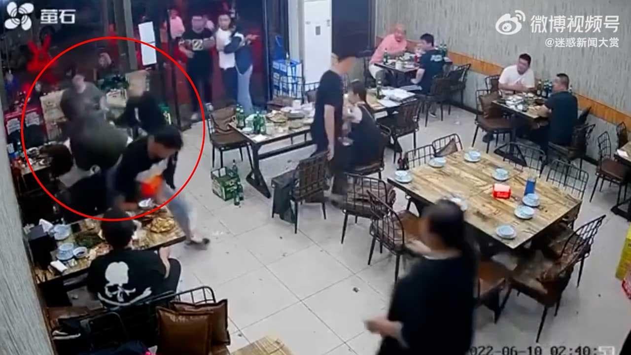 Cina, indignazione per video su violenza su donne al bar
