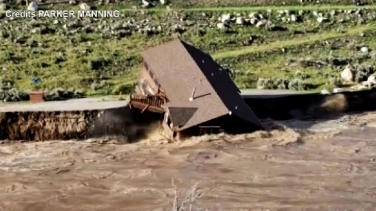 Il Parco di Yellowstone colpito dalle inondazioni: il momento in cui una casa viene spazzata via da acqua e fango