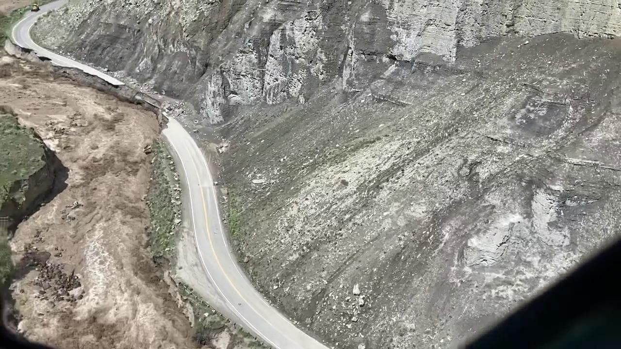 Il Parco di Yellowstone colpito dalle inondazioni, spazzate via strade e ponti: le immagini aeree