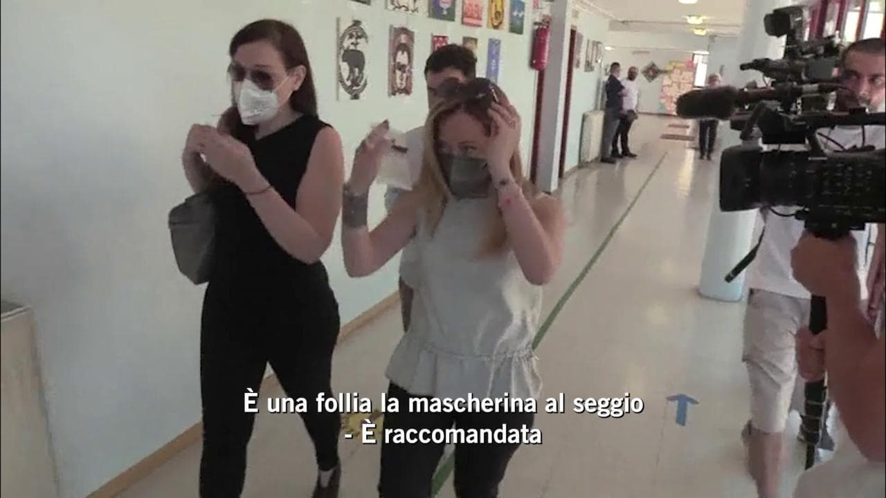 Giorgia Meloni si lamenta della mascherina al seggio poi scopre che non è obbligatoria, ma non se la toglie