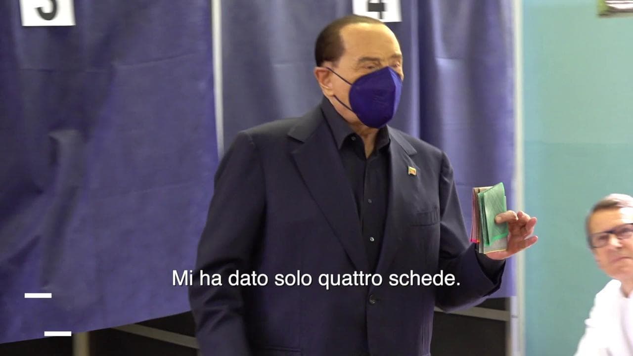 Referendum, Berlusconi si confonde: "Manca una scheda". Ma riappare ripiegata dentro un altro modulo