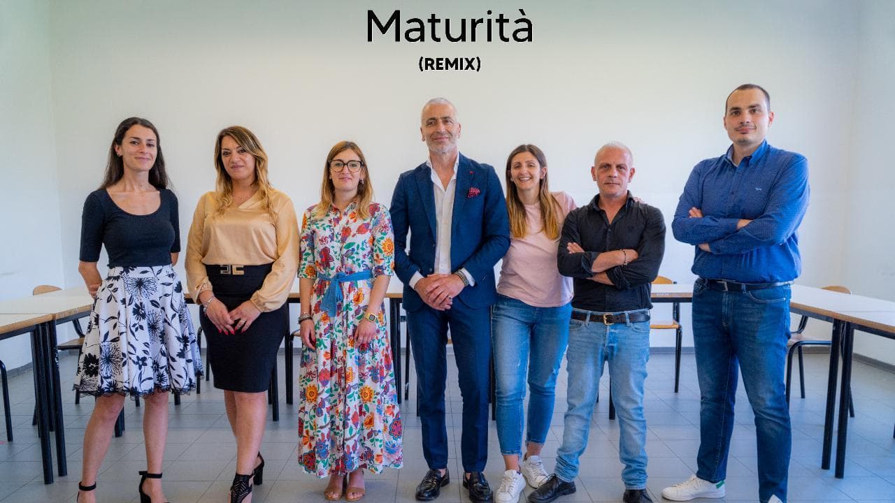 Il professore cantante lancia il nuovo tormentone degli studenti: "Maturità, cos'ho fatto di male vorrei solo un po' di mare"