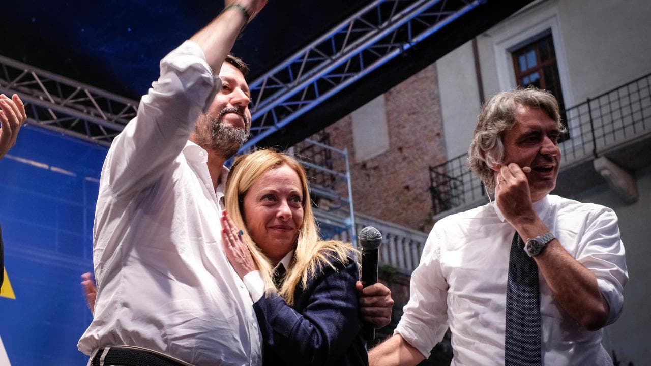 Salvini e Meloni, l'abbraccio sul palco a Verona: "Non faremo la fine di Romeo e Giulietta"