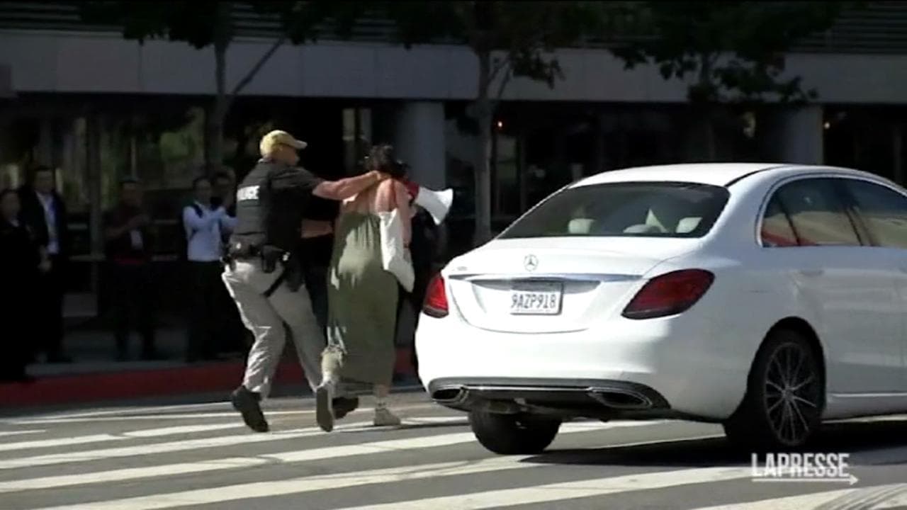 Donna manifesta contro Biden a Los Angeles, l'intervento violento dell'agente