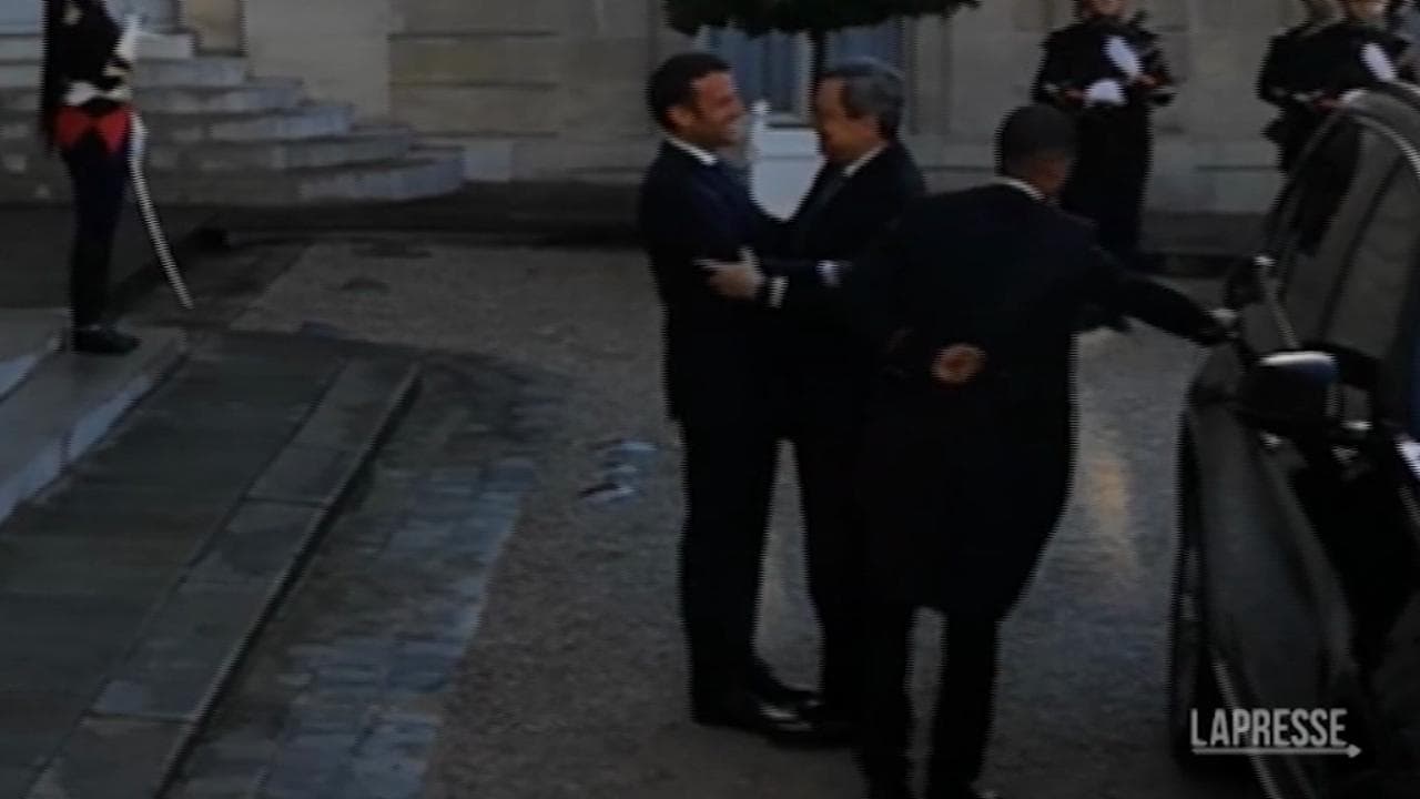 Il caloroso abbraccio con cui Macron ha accolto Draghi a Parigi