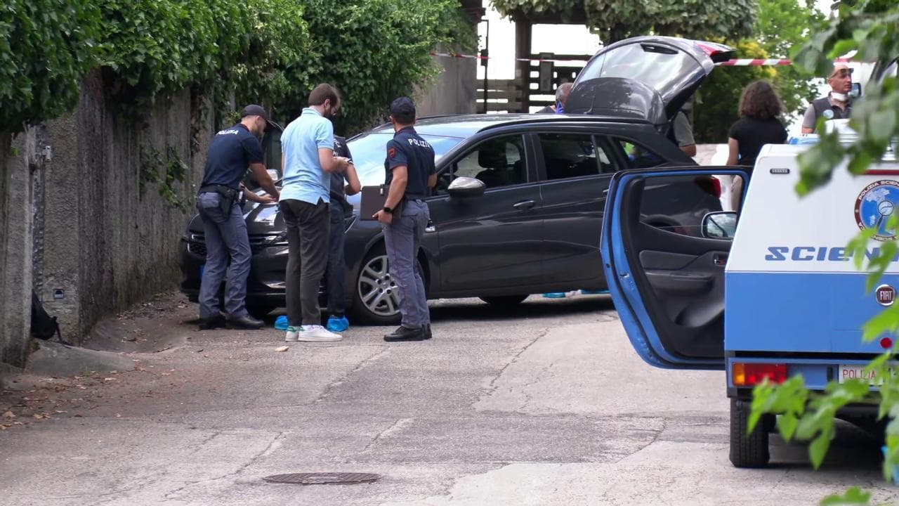 Vicenza, uccisa in strada a colpi di pistola dall'ex: i rilievi sul luogo del femminicidio