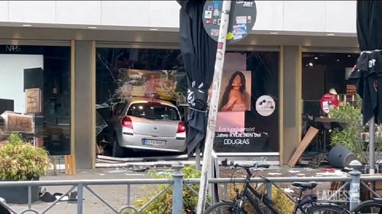 Germania, auto sulla folla a Berlino: le immagini della vettura finita in un negozio