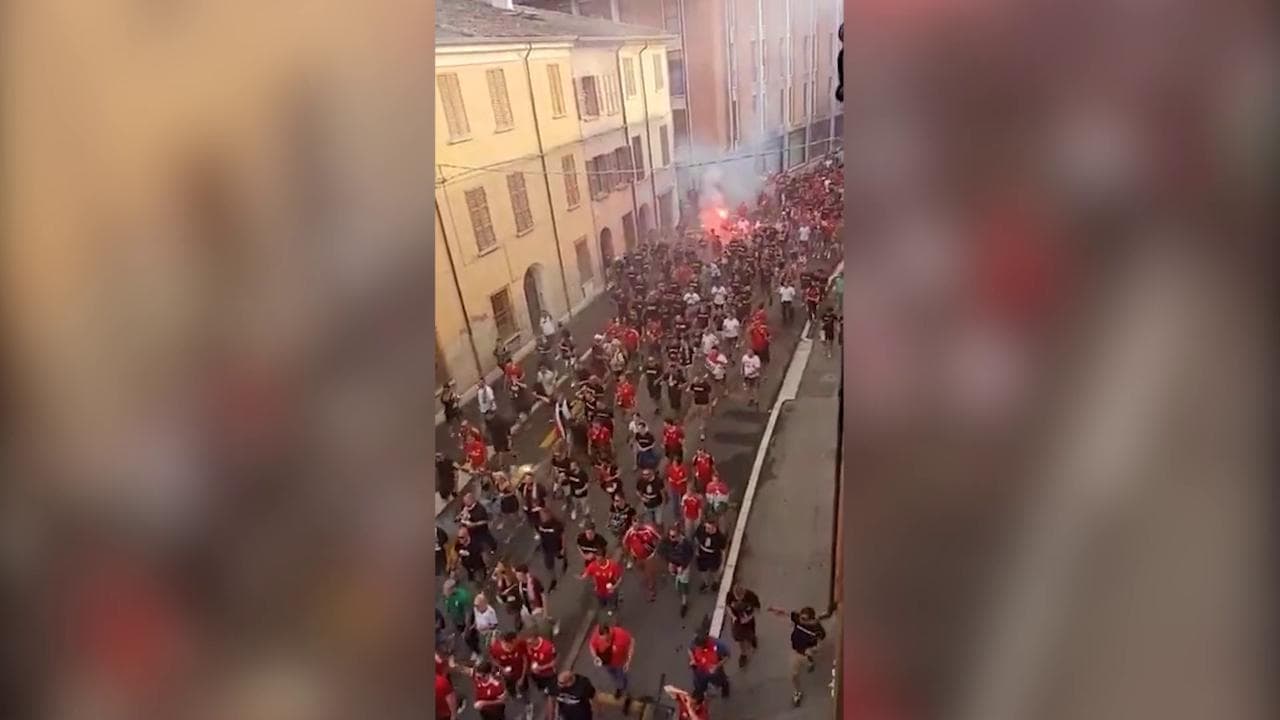 Calcio, gli ultrà ungheresi sfilano per le vie di Cesena inneggiando a Mussolini