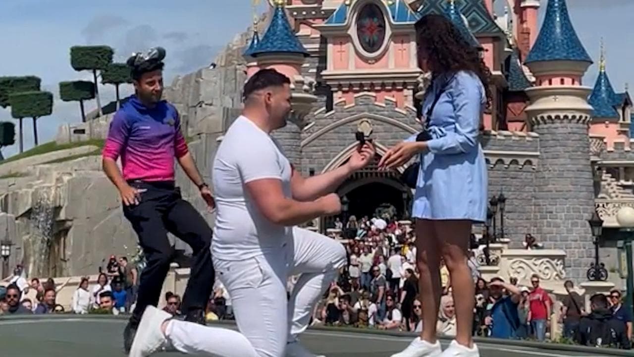 La proposta di matrimonio è rovinata: l'addetto Disneyland irrompe tra i fidanzati e 'ruba' l'anello