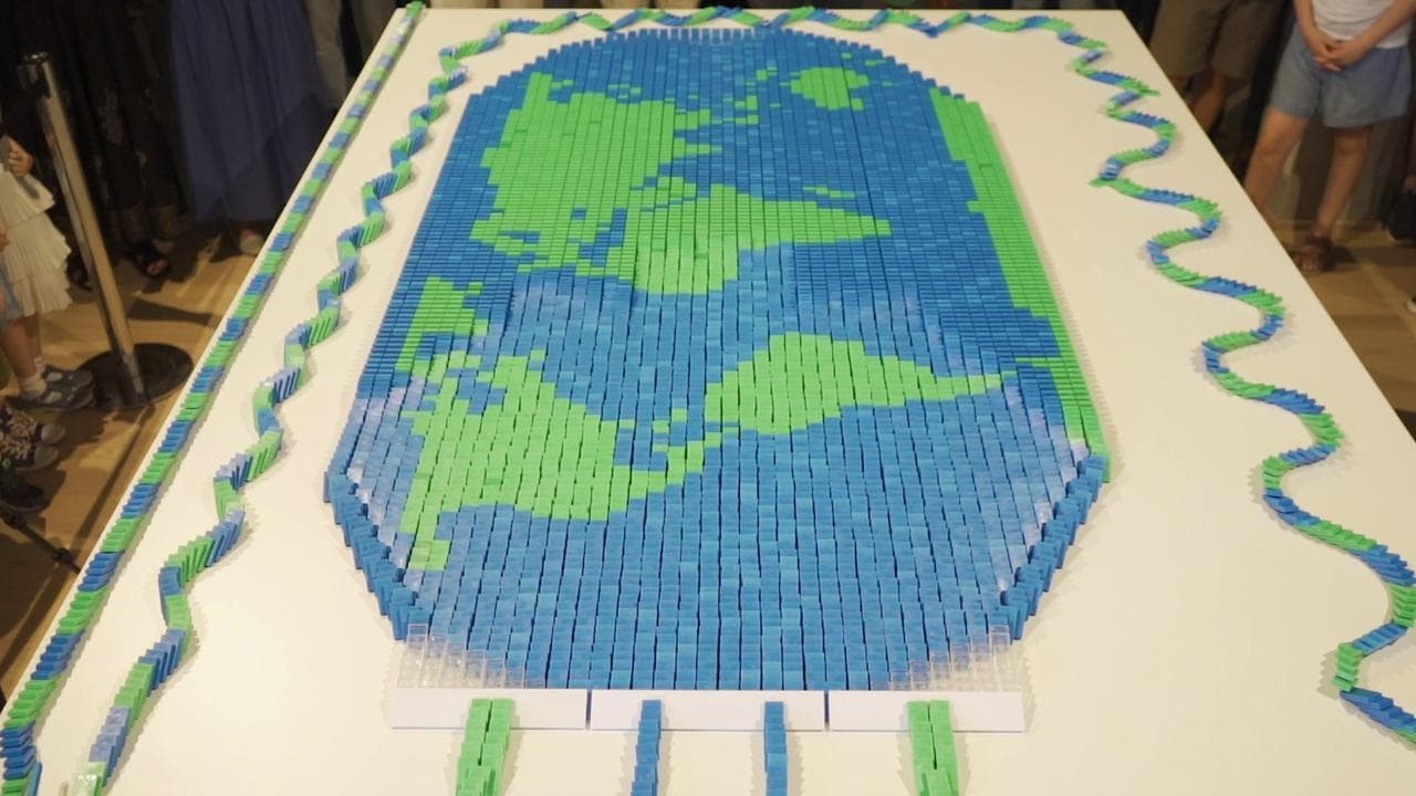 #Cambiagesto, l'installazione del Domino ai Bagni misteriosi di Milano