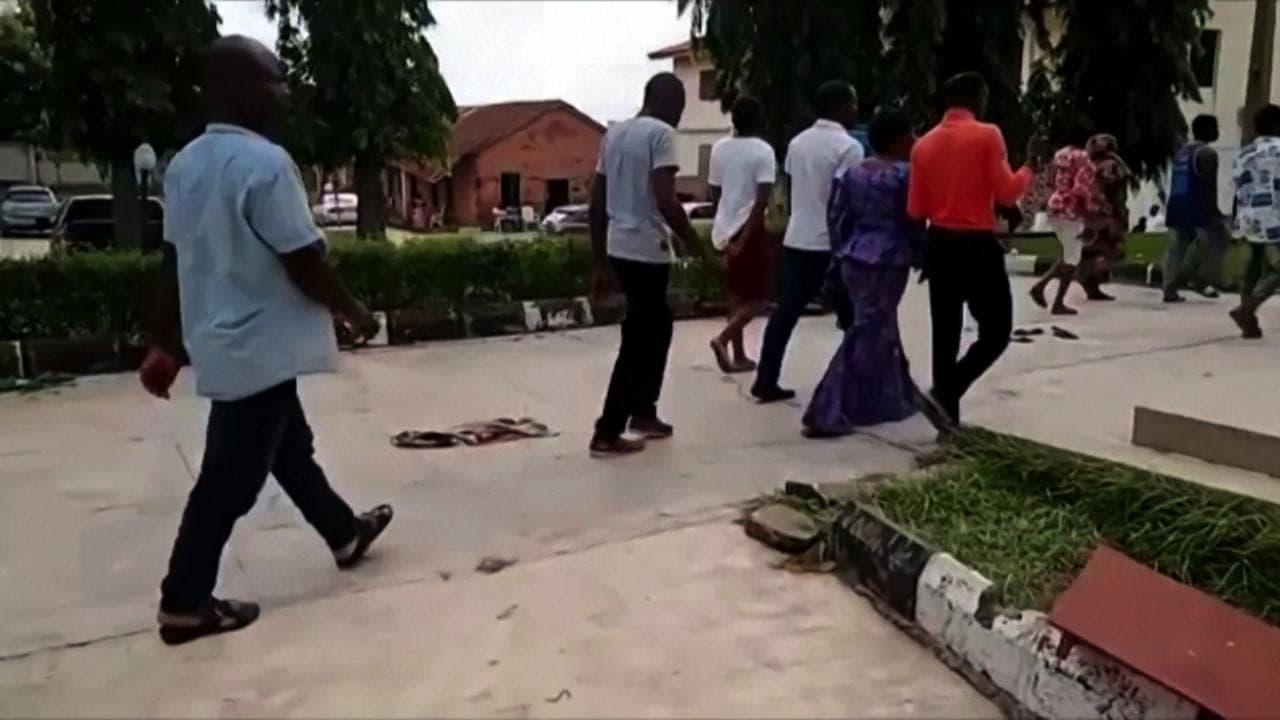 Nigeria, sparatoria durante la messa: la disperazione della gente fuori e dentro la chiesa