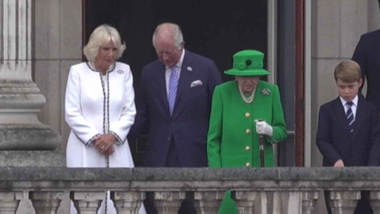 La Regina si affaccia al balcone per chiudere il Giubileo accompagnata da God Save the Queen
