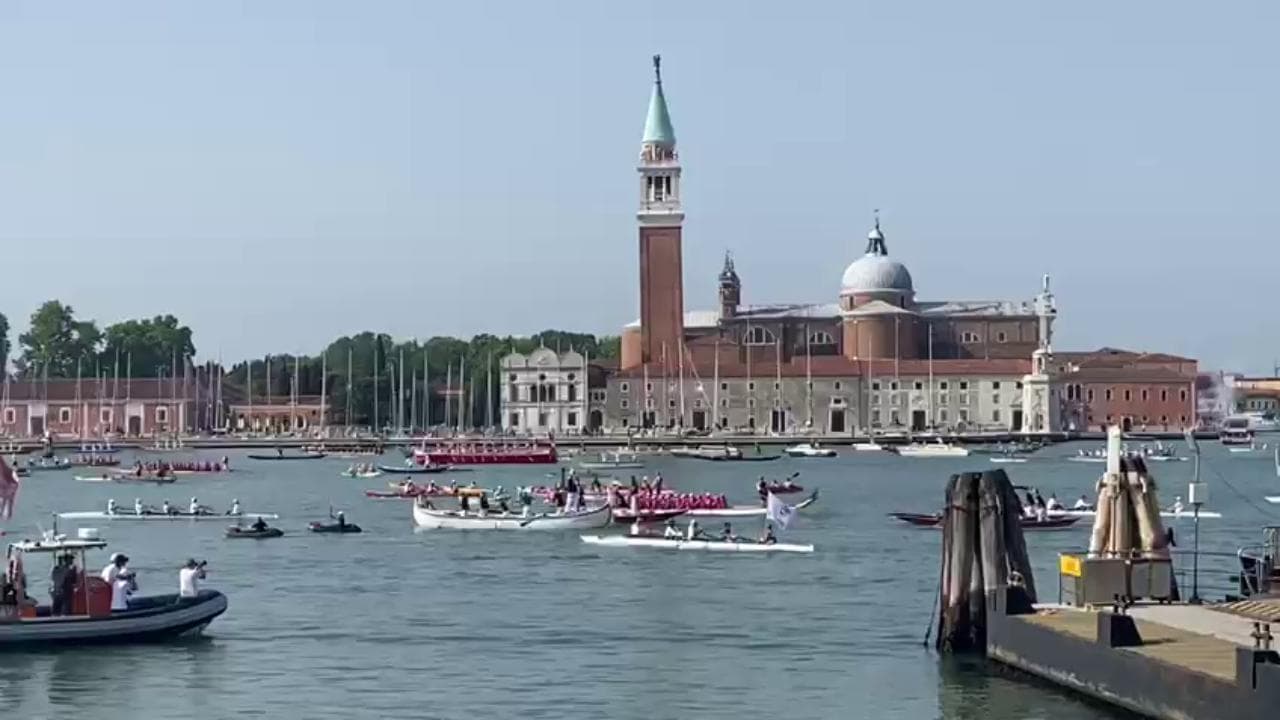 Venezia, un colpo di cannone per la regata contro il moto ondoso