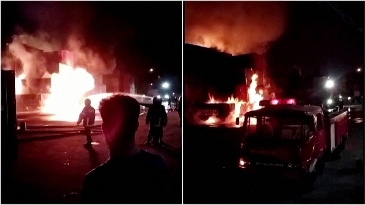 Bangladesh, deposito di container in fiamme: l'esplosione durante i soccorsi