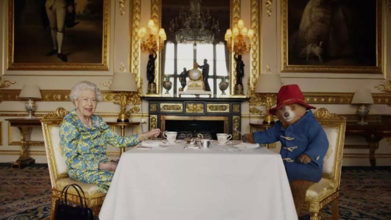 La regina Elisabetta e il tè con l'orso Paddington: il video a sorpresa che ha aperto il concerto del Giubileo