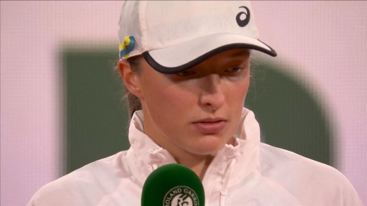 Roland Garros, l'appello di Swiatek : "Ucraina resta forte". Il pubblico in piedi applaude