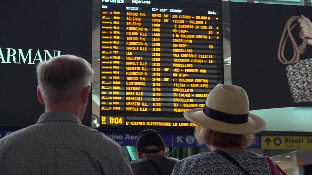 Incidente Alta Velocità, caos a Termini con treni cancellati e ritardi: passeggeri seduti a terra e code