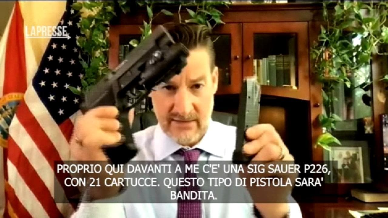Deputato repubblicano pro Trump mostra le sue pistole: "A casa mia faccio ciò che voglio"