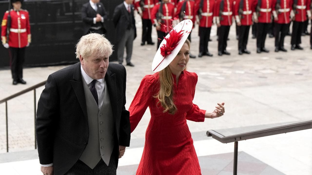 Giubileo della Regina, il premier Boris Johnson fischiato al suo arrivo nella cattedrale di St. Paul