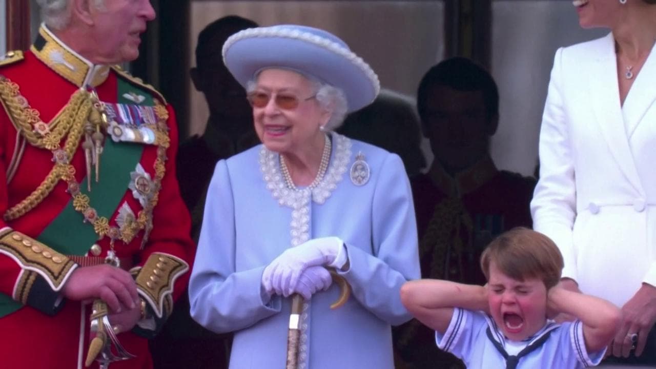 Giubileo della Regina, le buffe espressioni del principino Louis sul balcone di Buckingham Palace