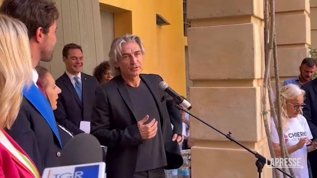 Ligabue è ufficiale al merito della Repubblica: "Felice dell'onorificenza nella città mia e del Tricolore"
