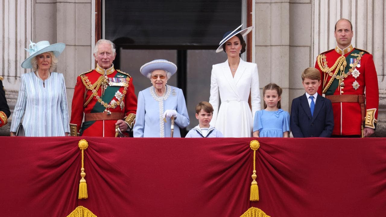 Giubileo di platino: la regina Elisabetta sul balcone e la folla grida "urrà"