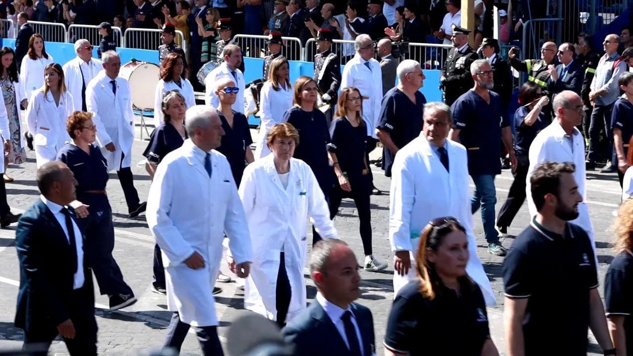 Festa Repubblica, da medici e infermieri alla bandiera della Nato: la parata sui Fori Imperiali