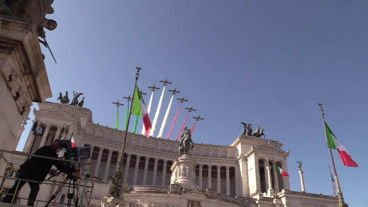 2 giugno, Mattarella rende onore al Milite Ignoto prima del passaggio delle Frecce Tricolori