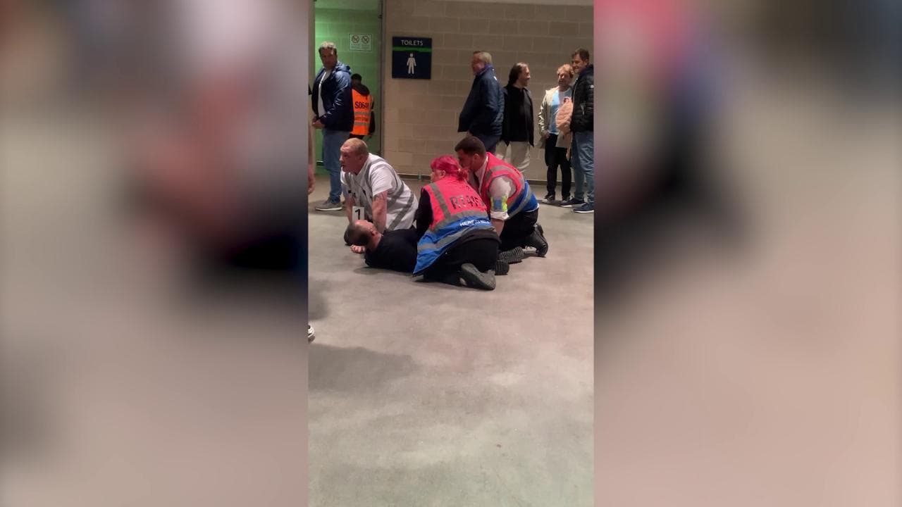 “Aiuto, non respiro”. Tifoso bloccato a terra dagli addetti alla sicurezza a Wembley