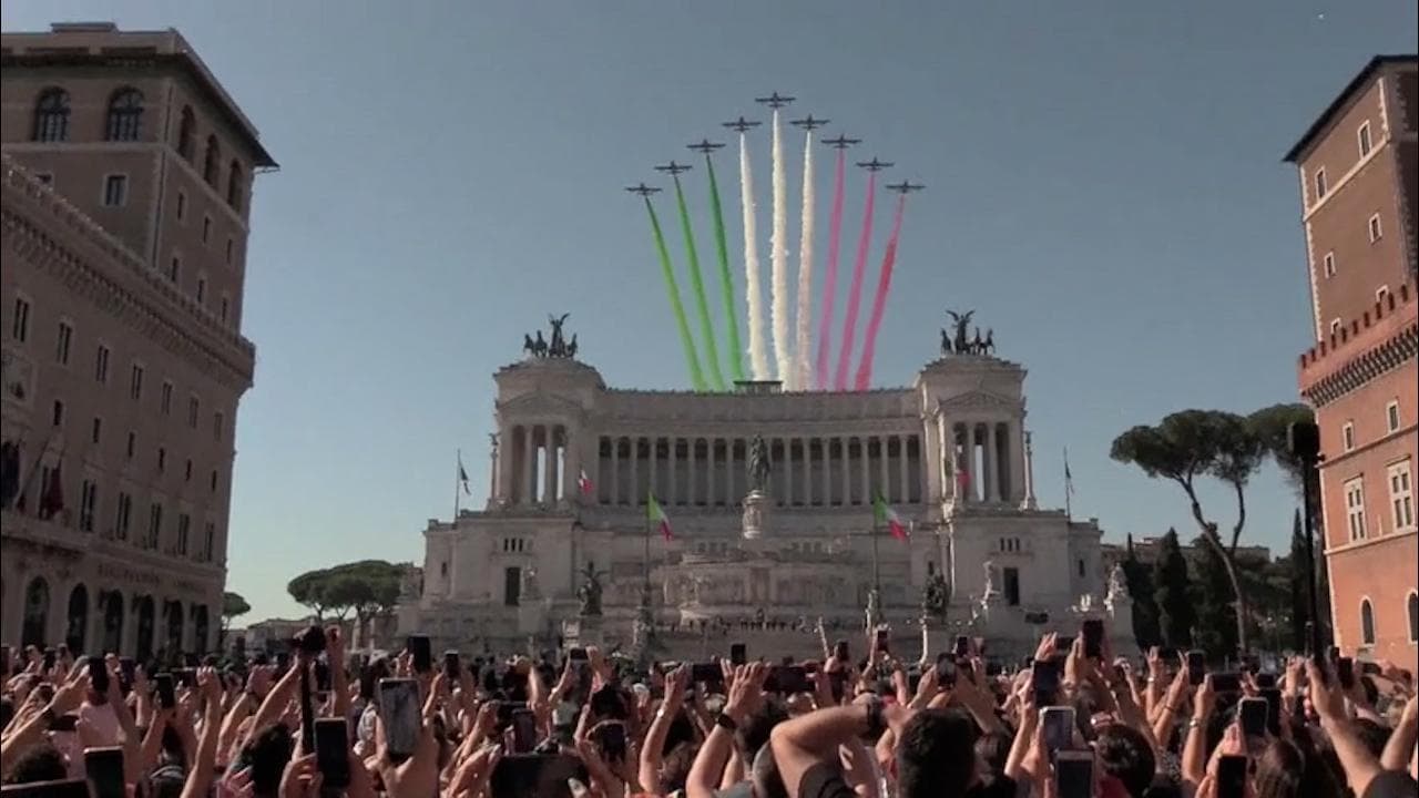 2 giugno, l'Inno nazionale accoglie le Frecce Tricolori all'Altare della Patria