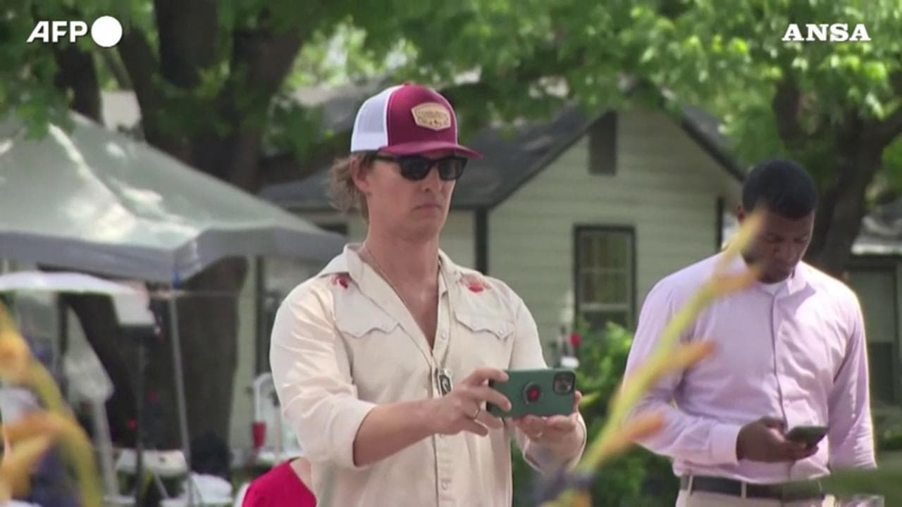 Texas, Matthew McConaughey omaggia le vittime della strage di Uvalde