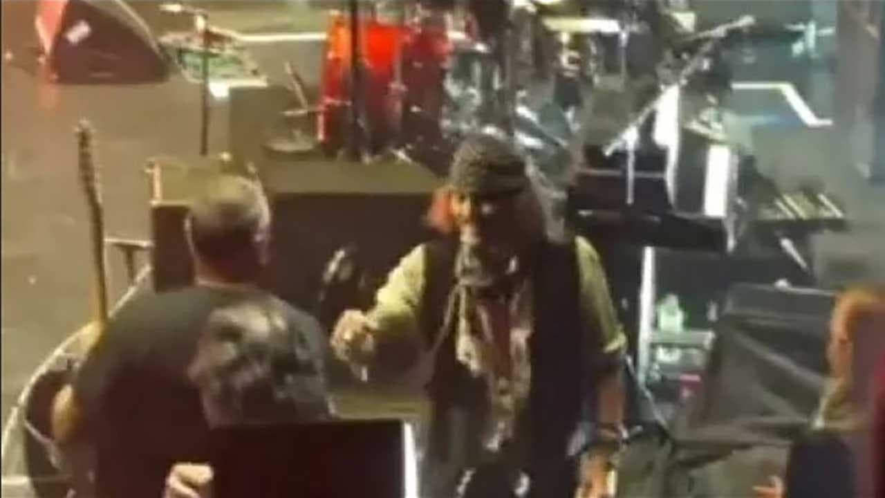 Johnny Depp sul palco con Jeff Beck a Londra: standing ovation per l'attore