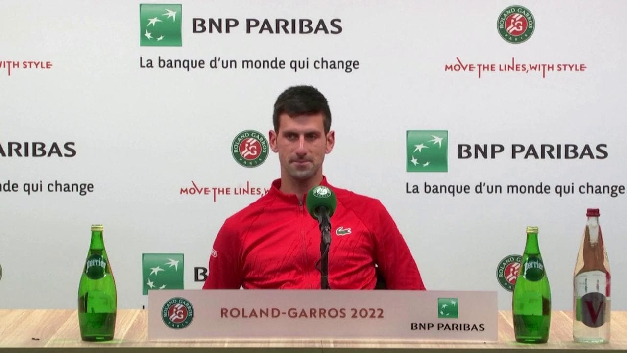Roland Garros, Djokovic polemico dopo il match notturno con Nadal: "Penso che stiamo iniziando troppo tardi"