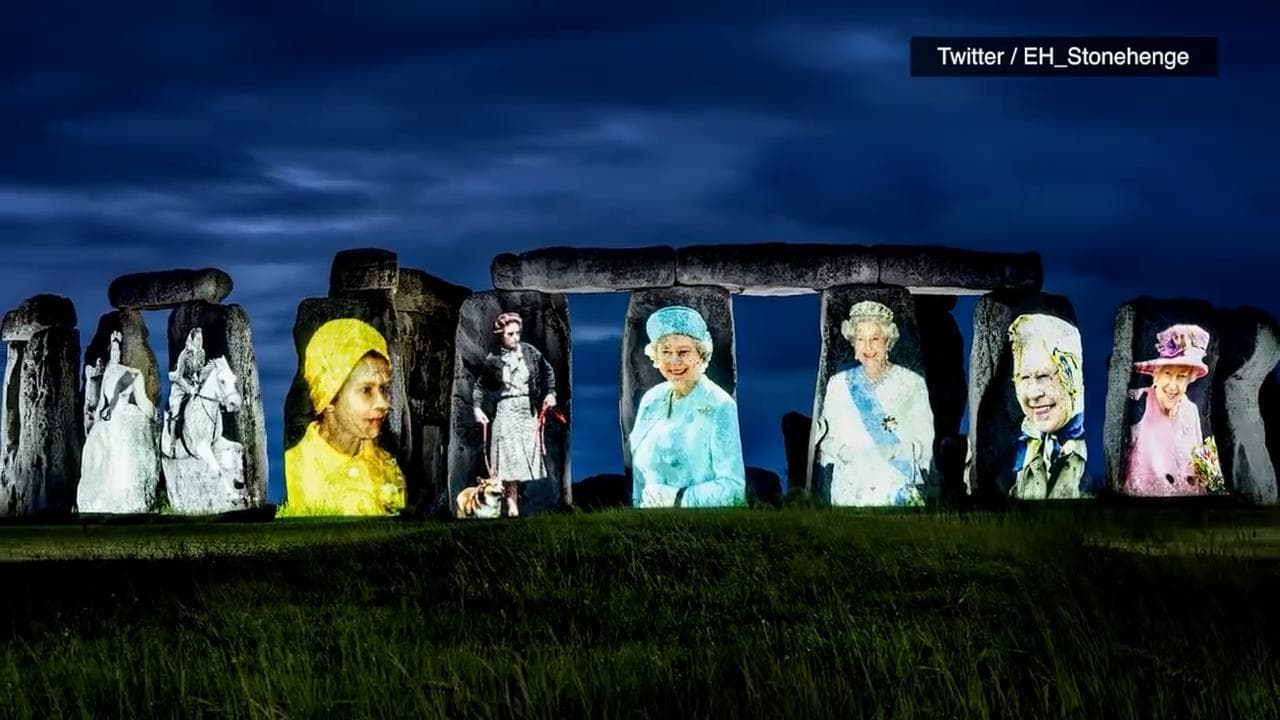 Giubileo di platino, proiettati otto ritratti della regina Elisabetta su Stonehenge