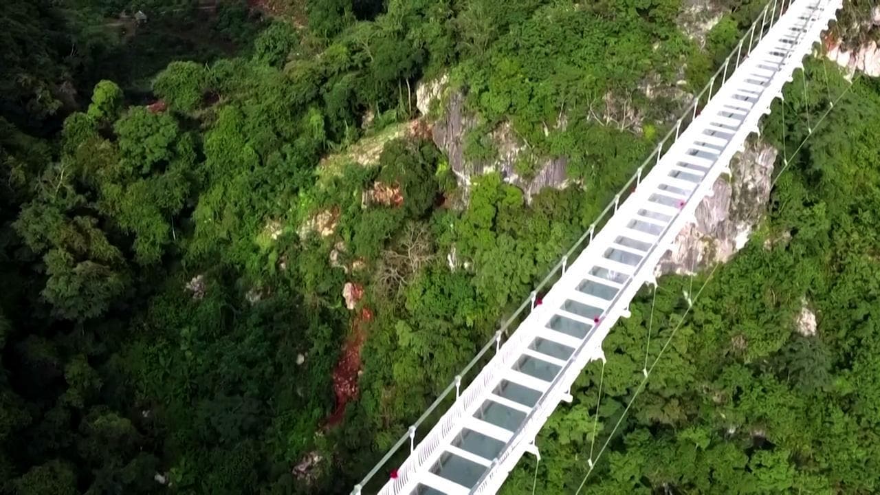 Vietnam, una passeggiata col brivido: apre al pubblico il ponte di vetro più lungo del mondo