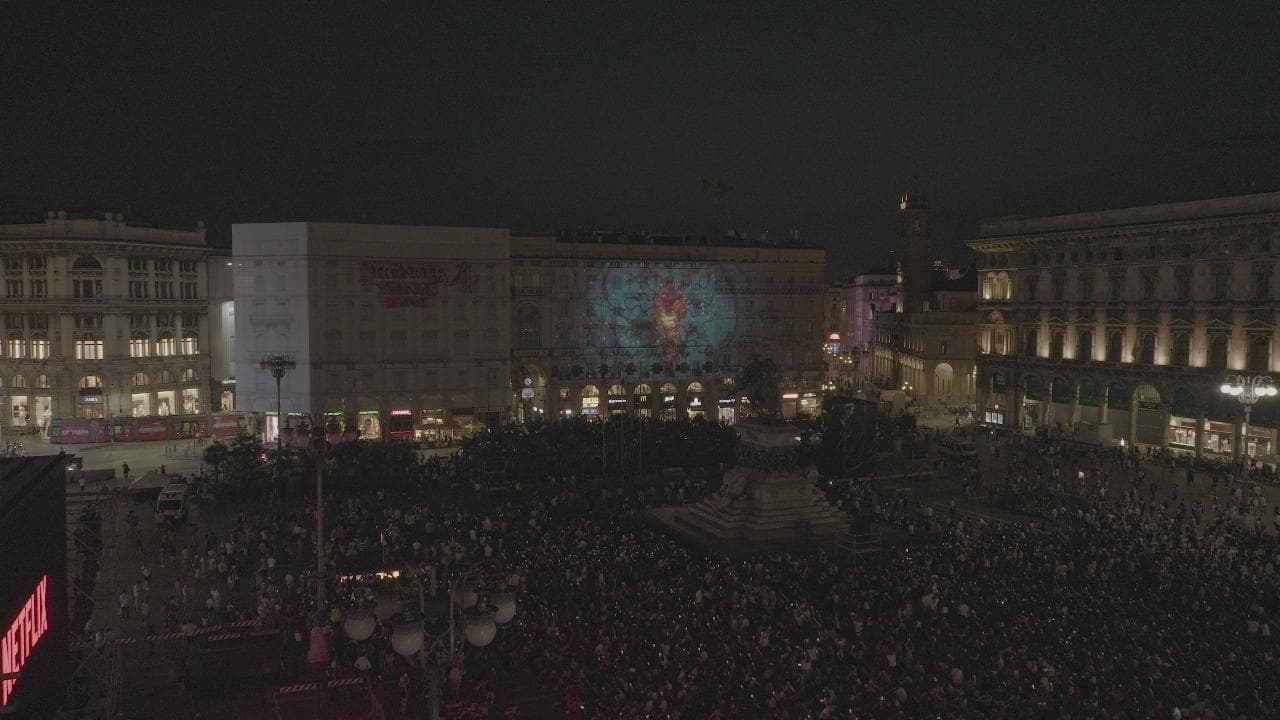 'Stranger things', 7000 fan in Duomo per la prima. E Milano ritorna anni Ottanta