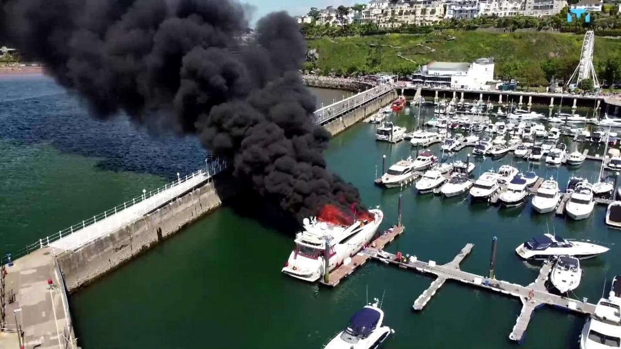Super yacht distrutto dal fuoco, valeva 7 milioni di euro: il rogo ripreso dal drone