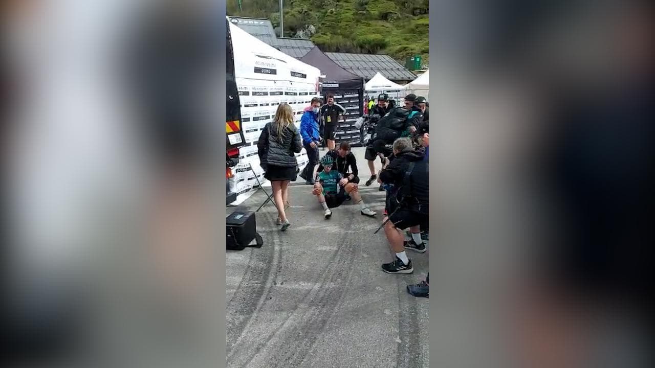 Giro d'Italia, Jai Hindley, nuova maglia rosa, distrutto dalla fatica all'arrivo sulla Marmolada