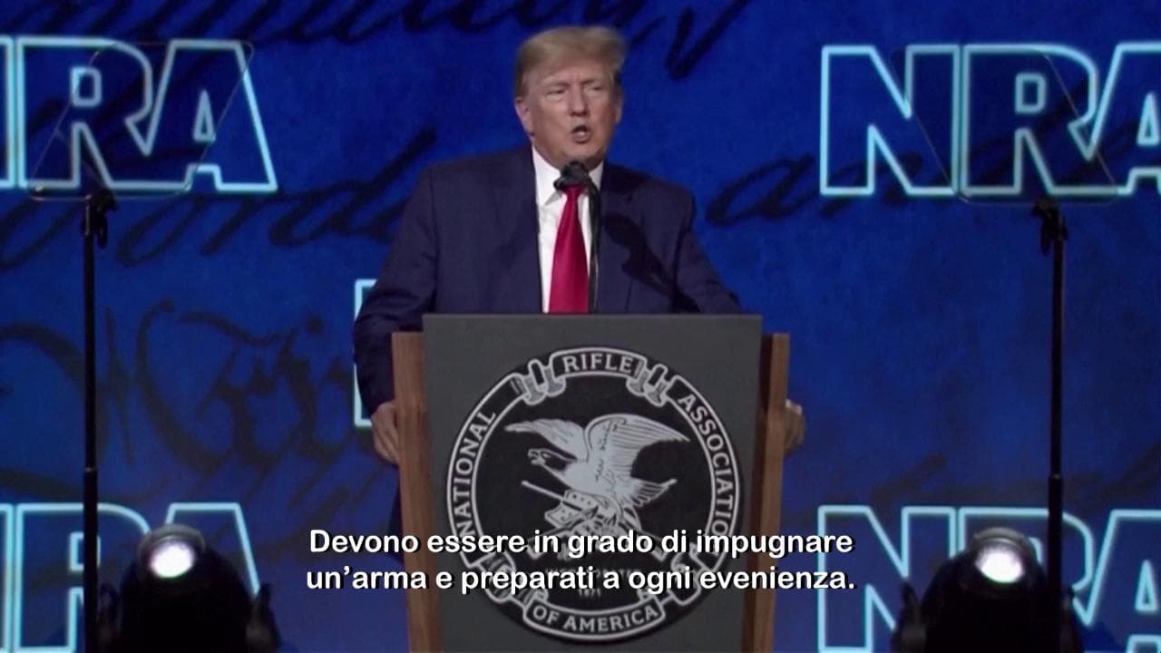 Nra, Houston - Trump. "Armiamo gli insegnanti" e poi i 20 secondi per le vittime alla convention affollatissima