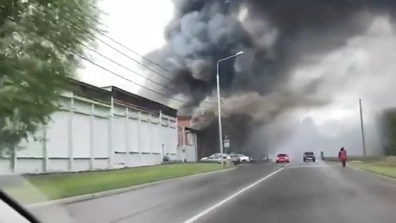 Mosca, vasto incendio nella capitale russa: la colonna di fumo nero si alza in cielo