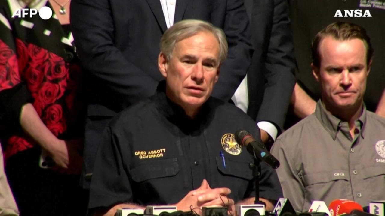 Texas, il governatore Abbott: "Chicago ha leggi sulle armi ma si spara di piu' "