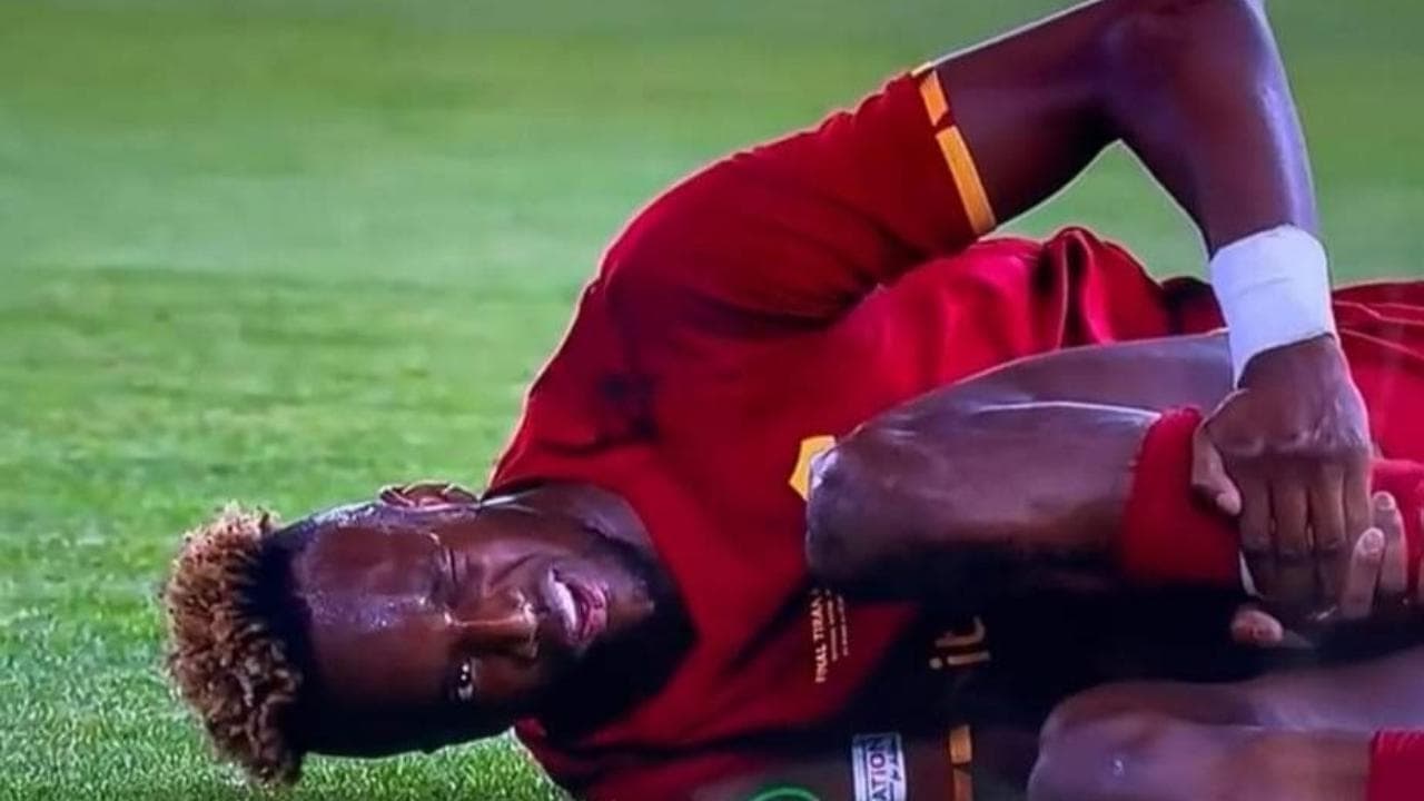 Roma-Feyenoord, l'occhiolino di Abraham alla panchina dopo aver subito un fallo