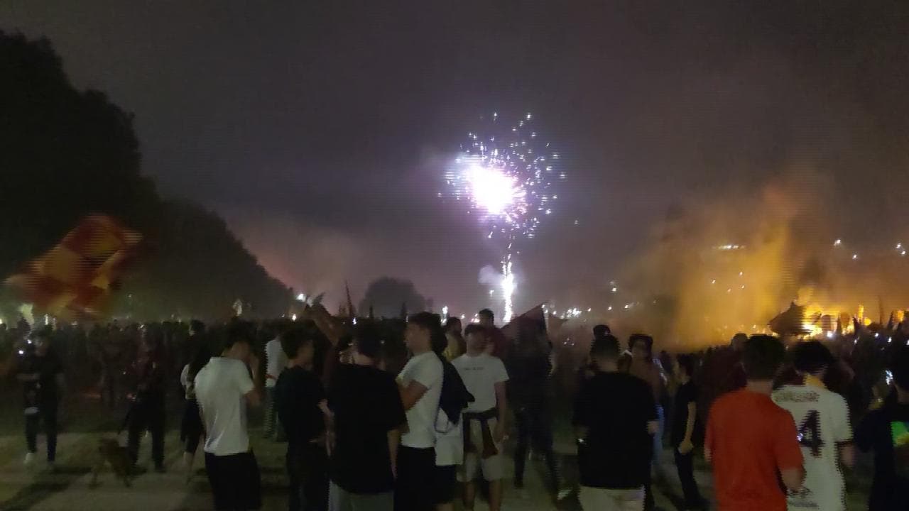 Conference League, i tifosi della Roma invadono Circo Massimo: festa con i fuochi d'artificio