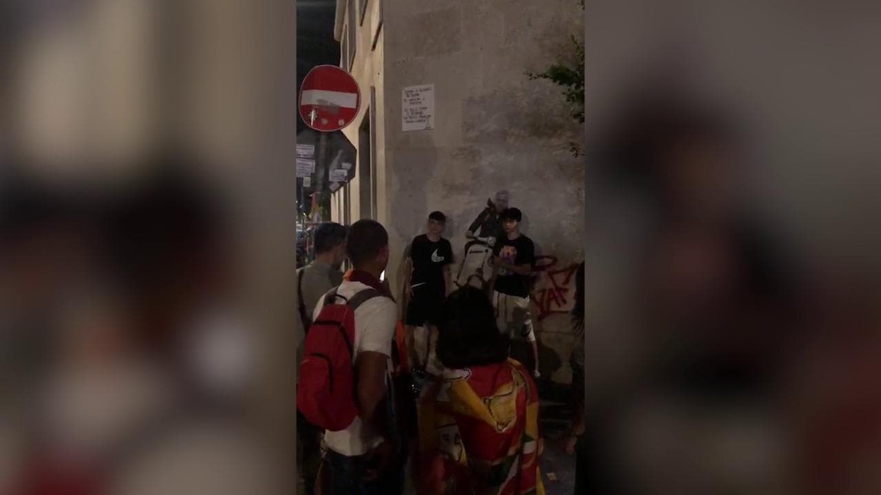Conference League, il pellegrinaggio dei tifosi davanti al murale di Mourinho: la fila per un selfie