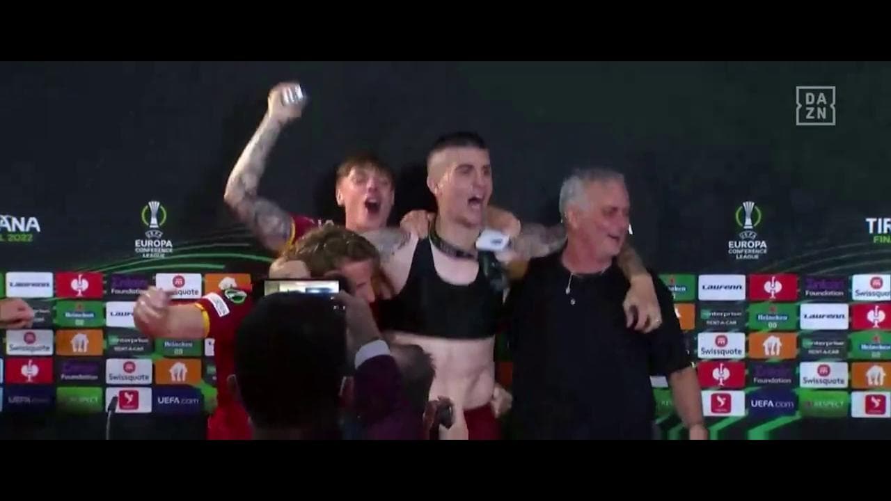 Roma-Feyenoord, i giocatori interrompono la conferenza di Mourinho e cantano con lui: "Campioni!"