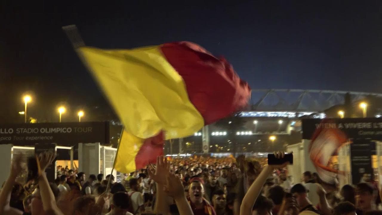 Conference League: l'esultanza dei tifosi della Roma fuori dall'Olimpico