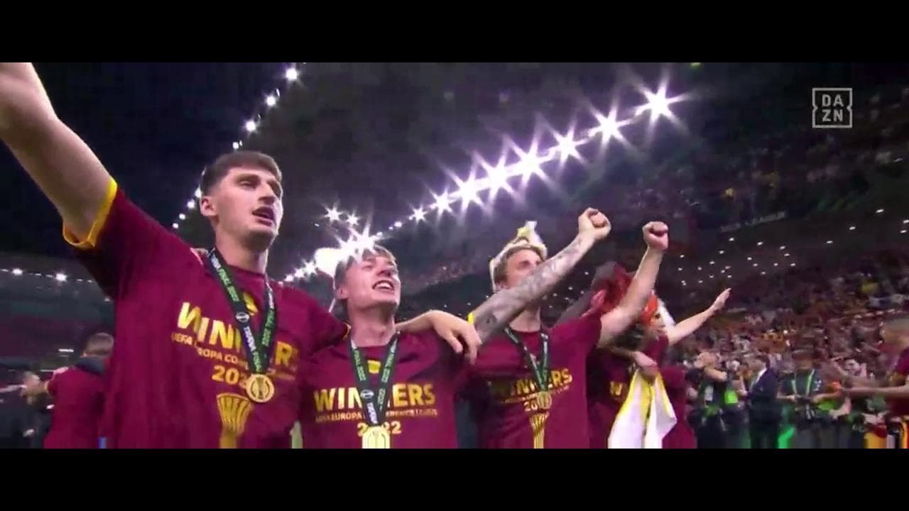 Roma-Feyenoord, i giocatori giallorossi cantano l'inno di Venditti sotto la curva dei loro tifosi