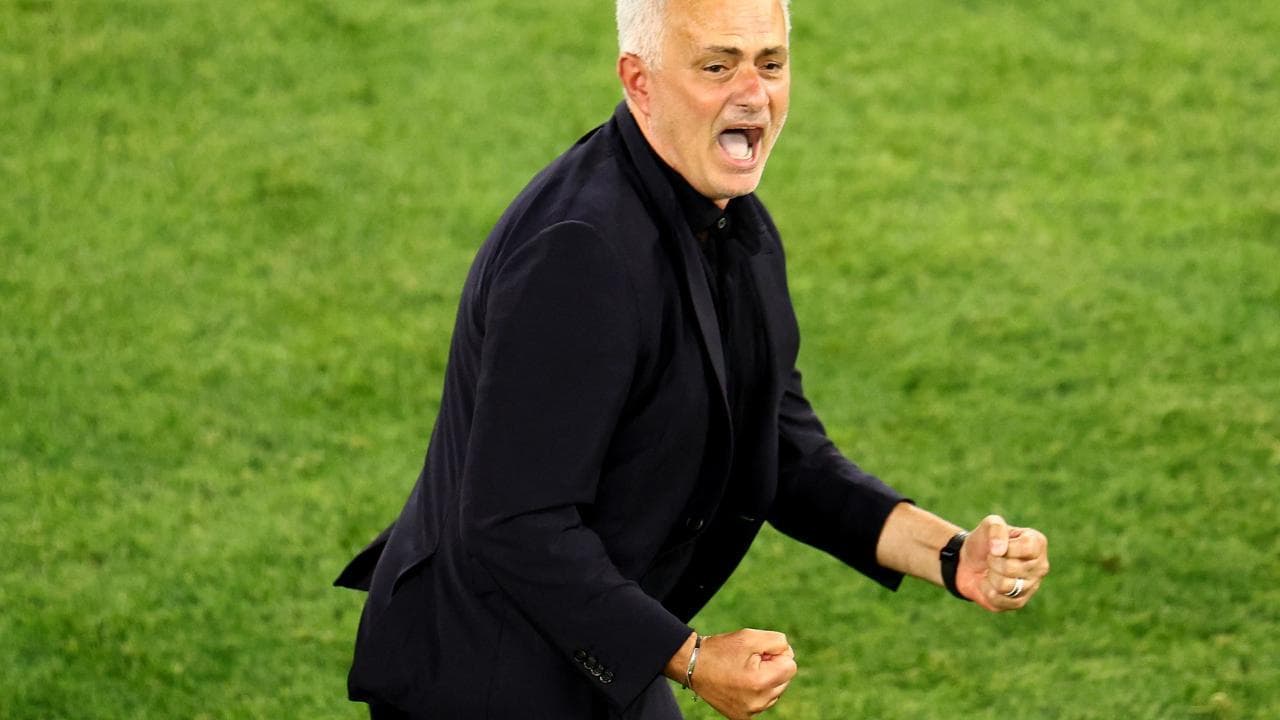 Roma-Feyenoord, il fischio finale sul campo di Tirana: esplode la gioia di Mourinho e dei giocatori