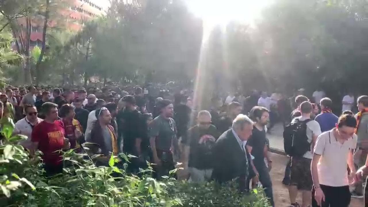 Roma-Feyenoord, a Tirana partito il corteo dei tifosi italiani