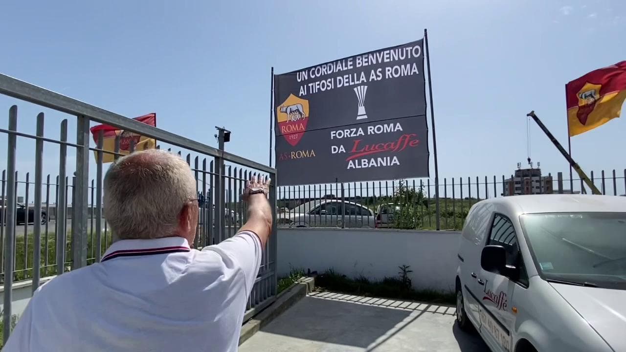 Conference League, nel bar albanese con le bandiere giallorosse. “Dico solo una cosa: Roma capoccia”